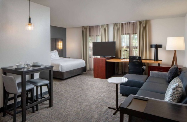 Pet-friendly Hotel! Full Kitchen, Free Breakfast, Outdoor Pool, Near Audubon Zoo