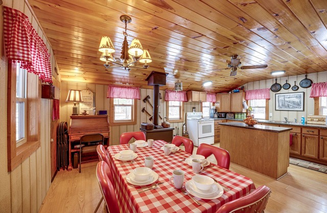 Pet-Friendly Irons Cottage w/Fire Pit & Fireplace