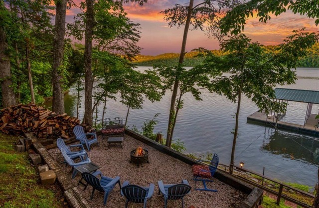 Pet Friendly. Lakefront firepit. Covered dock. Late summer/fall dates available