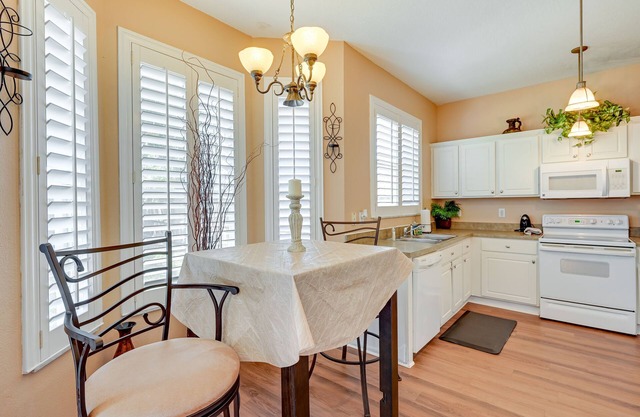 Pet-Friendly Land O’ Lakes Home w/Private Yard!