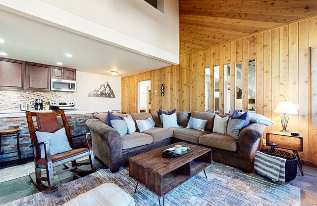 Pet-Friendly Modernized 2 Story Condo, Spacious, Near The Village & Gondola