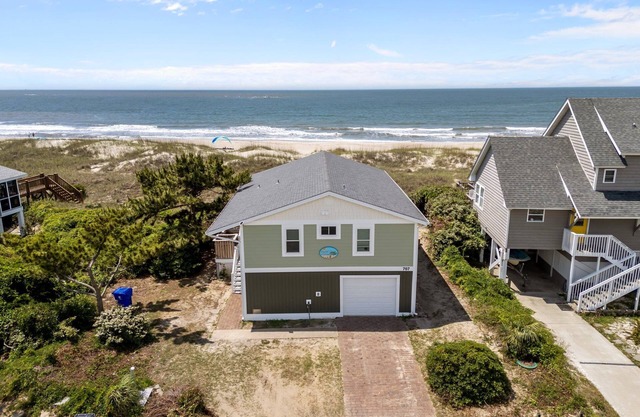 Pet friendly private ocean front cottage nestled in peaceful Caswell Beach. Running Down A Dream