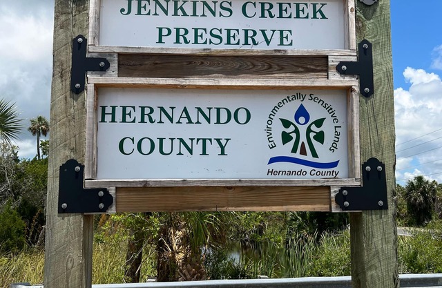 Pet friendly remodeled cottage- 3 minutes from the Mermaids