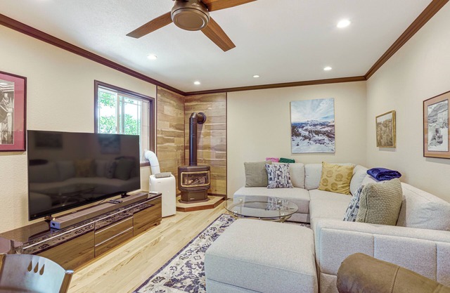 Pet-Friendly Retreat w/Fenced Yard in Aurora