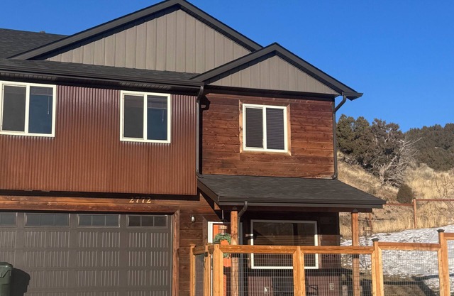 Pet-Friendly Stay. Convenient location near ISU & Hospital. Mountain View’s.