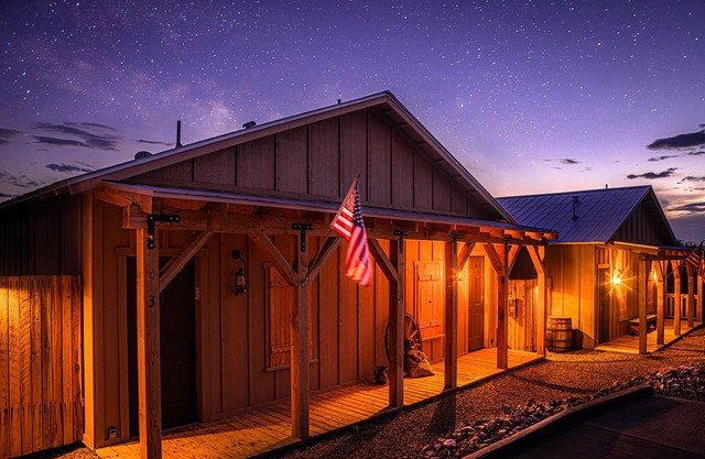 *Pet Friendly* Step back in time but with free WIFI @ Miners Cabin#6 (KING Bed)