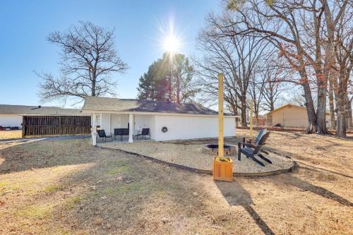 Pet-Friendly Studio with Yard and Fire Pit in Vilonia!