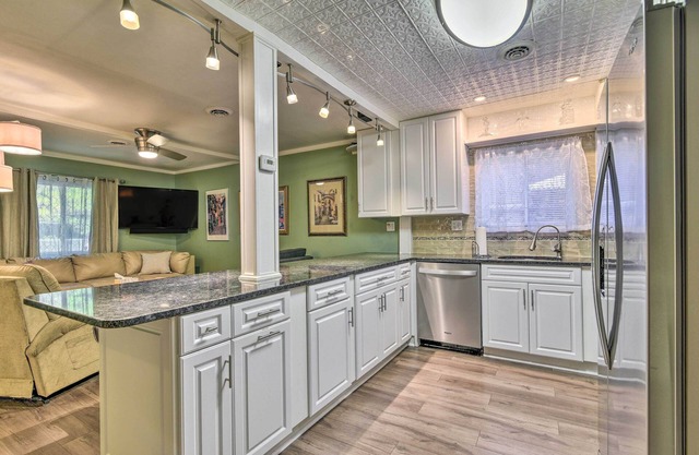 Pet-friendly Taylor Home w/Backyard Oasis!