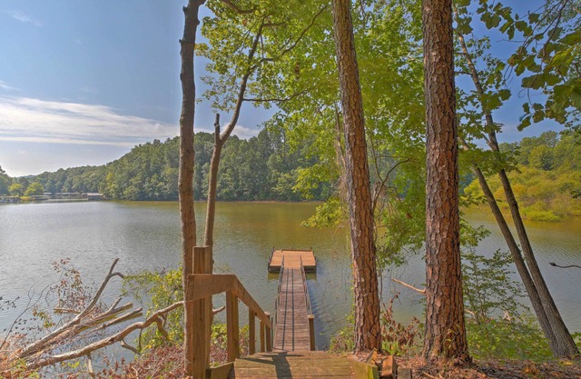 Pet-Friendly Toccoa Home w/Deck + Lake Access!