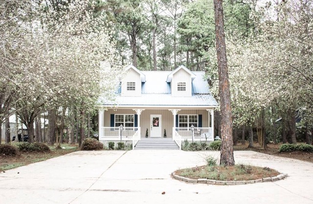 Pet Friendly Tranquil Cottage with Fire-Pit and Seasonal Hot Tub Sept-March Minutes to BEACHES