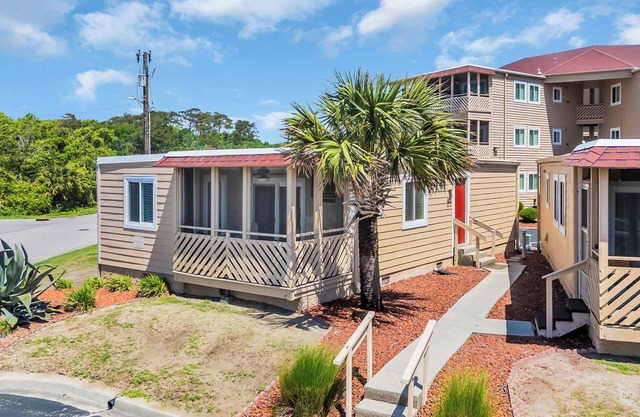 Pet Friendly Ocean View Cottage - Outdoor Pool - Walk to main street