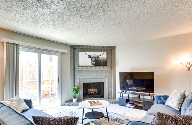 Pet-friendly Warr Acres Townhome w/ Fireplace