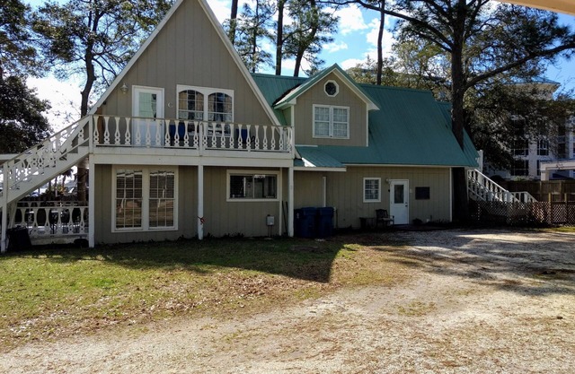 PET FRIENDLY WITH FRONT DOOR PARKING! GROUND FLOOR WITH NO STEPS!