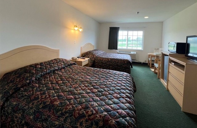 Petite Double Queen Suite with Free Breakfast!