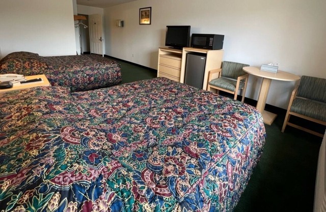 Petite Double Queen Suite with Free Parking!