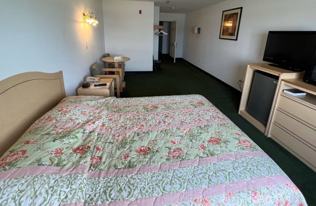 Petite Queen Suite with Free Parking!