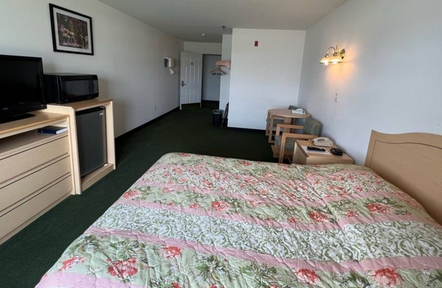 Petite Queen Suite with Free Breakfast and Parking