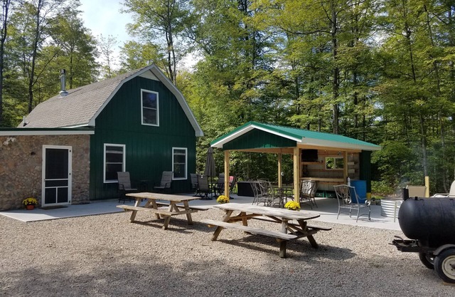 Petoskey - Enjoy the great outdoors from the Cozy and peaceful cabin!