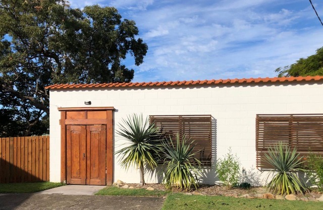 Pets Allowed in this fully fenced low set house close to beaches.