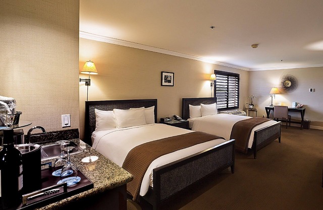 Pets are Allowed HERE! 2 Comfortable Units, Onsite Swimming Pool, Free Parking