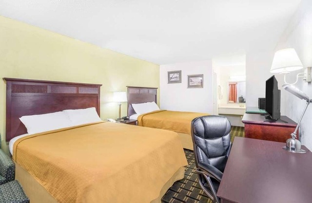 Pets are Welcome! w/Outdoor Pool & Free Parking, Short Drive to Rock City!