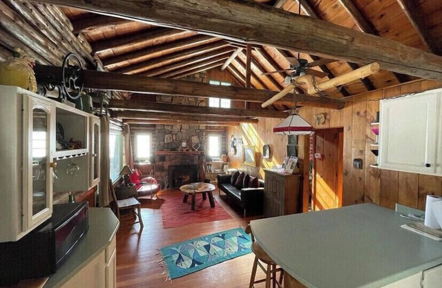 PETS WELCOME ! ADIRONDACK LOG CABIN WALK TO BEACH
