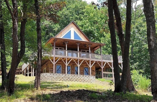 PETS WELCOME Whitetail Chalet: Your Mountain Adventure Base Near Stone Mountain!