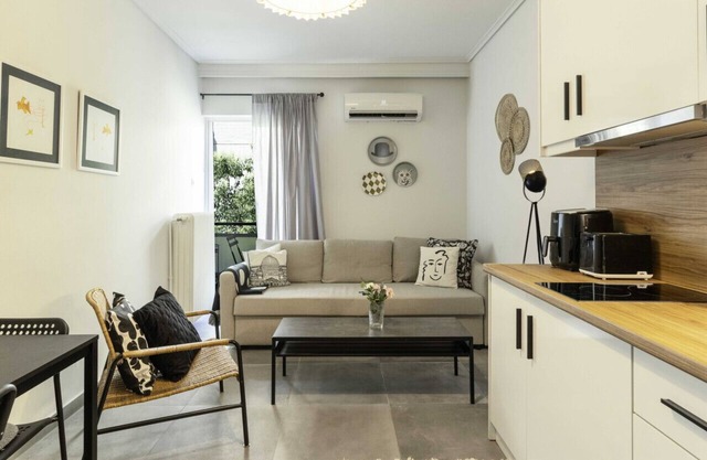 Phaedrus Living: Modern Cityscape flat