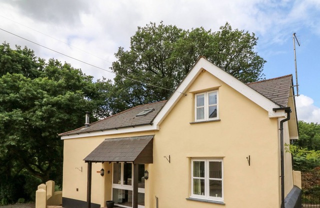 PHEASANT ROOST, pet friendly, character holiday cottage in Winkleigh