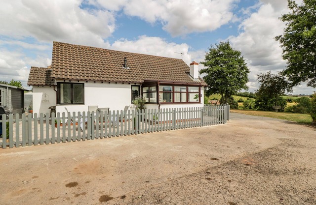 PHOCLE RIDGE, pet friendly, with hot tub in Ross-On-Wye
