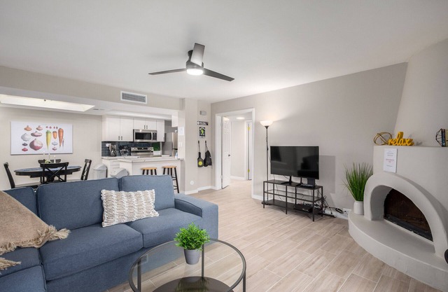 Pickleball, 3 pools & hot tubs, gated community, free parking, New listing.