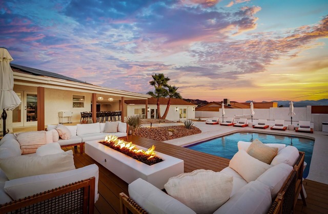 Pickleball and Heated Pool w/hot tub & firepit. Sleeps 28 near Havasu Riviera