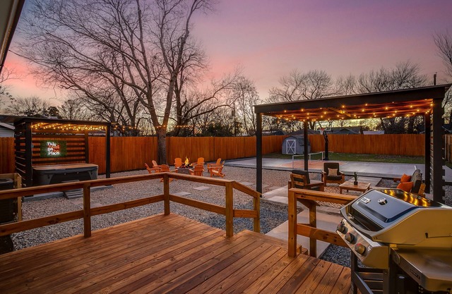 ❣️PICKLEBALL COURT & HOT TUB! Walk to AT&T Stadium, Globe Life, Six Flags!