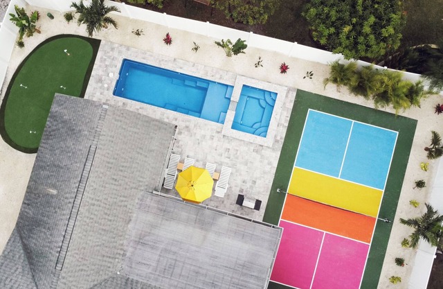 Pickleball, Heated Pool, Hot Tub, Golf & Games, 10 min to Beach