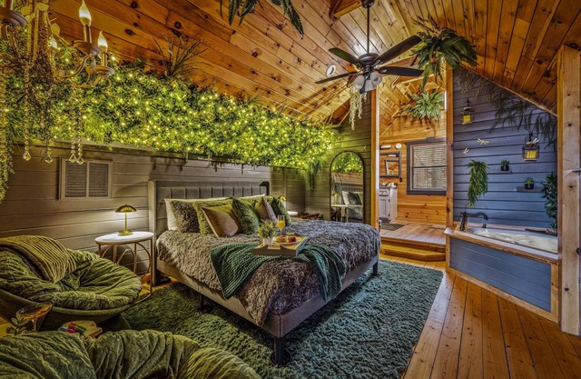 Pickleball | Hot Tub | Game Room | Gym | Sleeps 6 | 150+ MB WIFI | Resort GSMNP