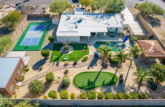 Pickleball in Paradise- 6 bedrooms, pool, spa, arcade, putting green & sports/pickleball/volleyball!