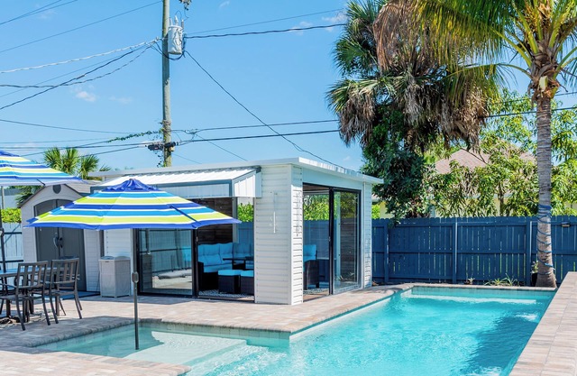 Pickleball Paradise - South Exposure -Salt Water Pool - Approx 1 Mile to Vanderbilt Beach