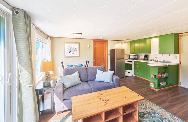PICKLEBALL! Walk to Beach, Fireplace, BBQ (ANC#2)