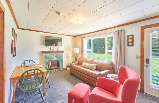 PICKLEBALL! Walk to Beach, Fireplace, BBQ (ANC#4)