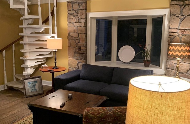 PICKWICK BAILIWICK - A PEACEFUL RETREAT OVERLOOKING PICKWICK LAKE + RV HOOKUP