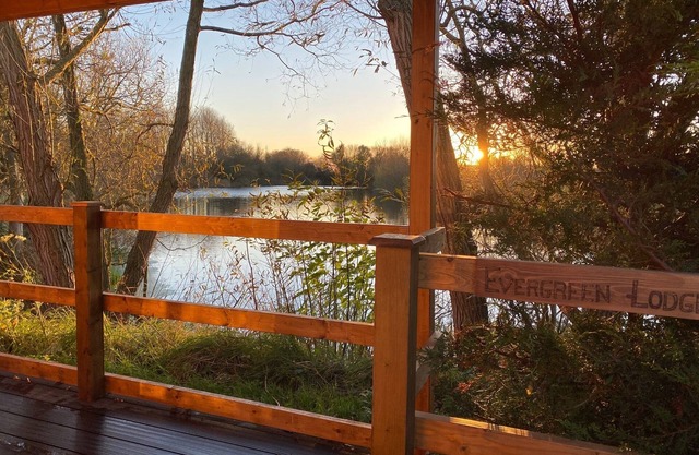 Picture Perfect Lodge at Kingfisher Lakes | Stunning Lake Views & Fab Hot Tub |