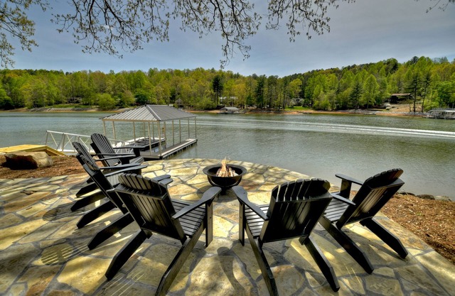 Picturesque Point on Beautiful Lake Nottely