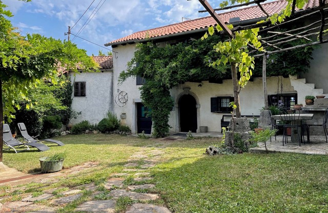 Picturesque Stone Cottage in Karst