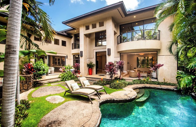 Pili Pono by Gather: Elegant Honolulu Retreat w/Pool & Private Oasis