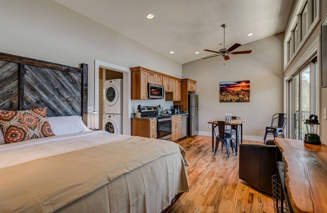 PILOT COVE Studio Cabin - Modern Luxury w/Nature!