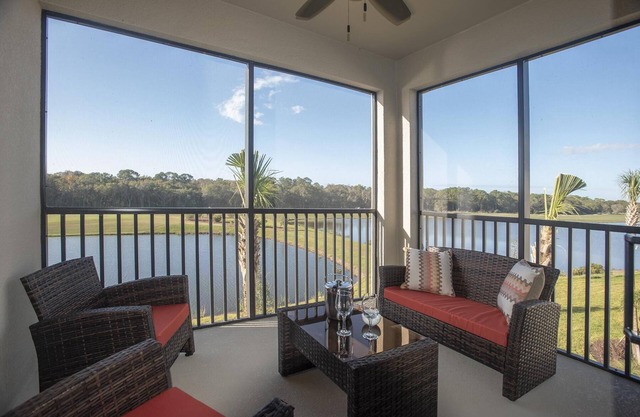 Pin-High - Dazzling 3/bed, 2/bath with Lake and Green View