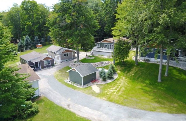 PINE - Grace Landing Cottages With Stunning Sunsets Over Hamlin Lake.