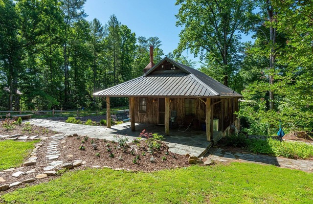 Pine Knot Cabin | Pet-Friendly & 3 min. to Lake James!