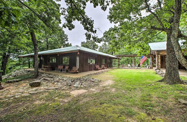 'Pine Lodge Cabin' on 450 Acres in Ozark Mountains