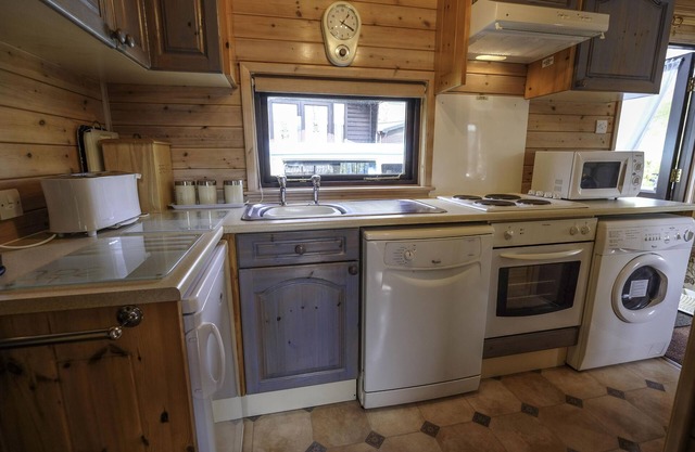 Pine Lodge With Panoramic Fell Views, Keswick, with Private Parking